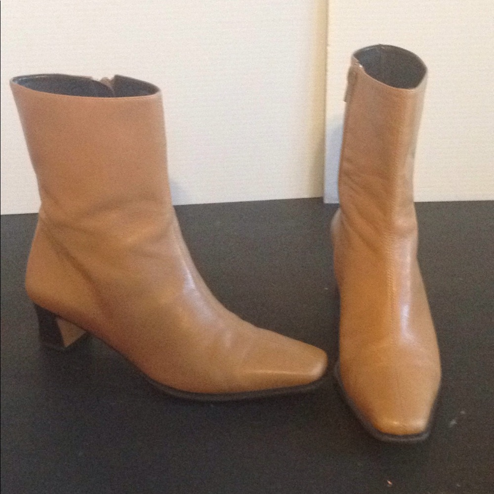 Etienne Aigner All Leather Upper Camera 6.5